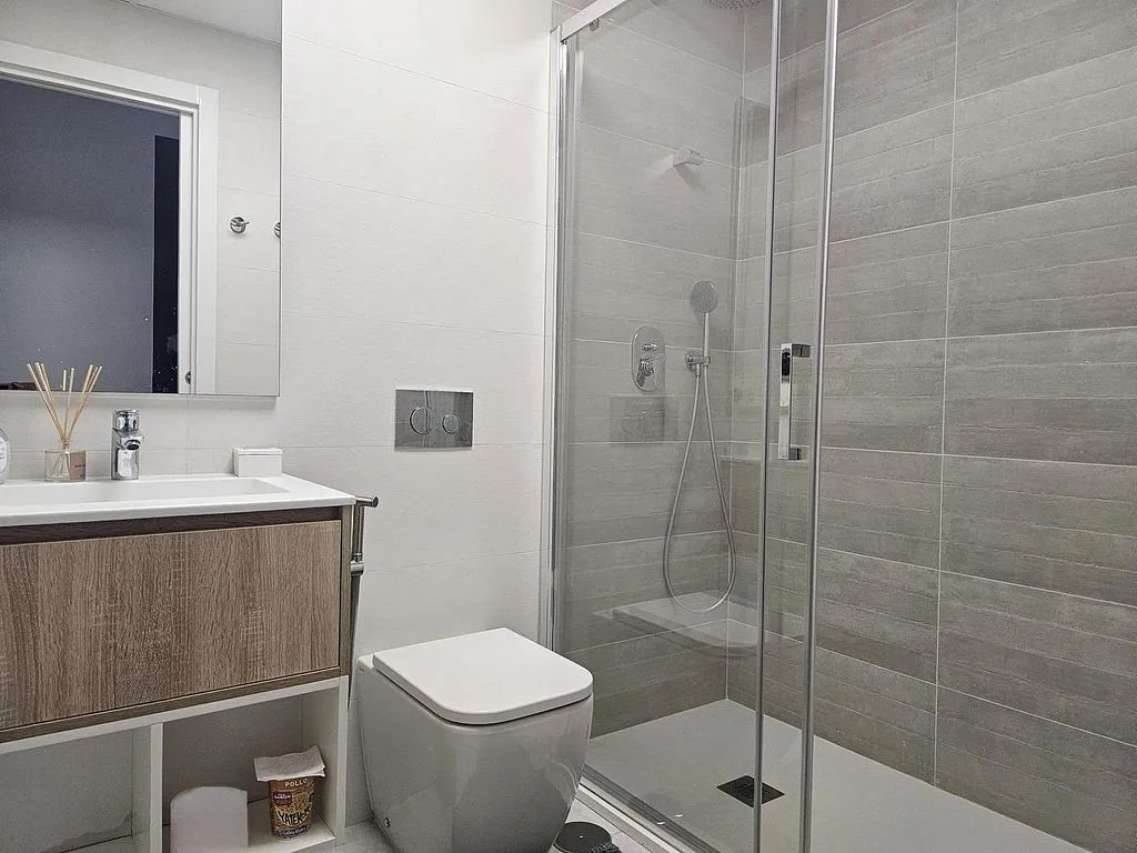 Vannitoad - Seafront Apartment with Pool in Playa de Poniente