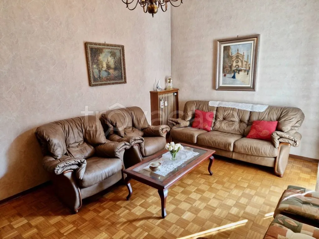 Séjour - Apartment with Three Exposures in Turin