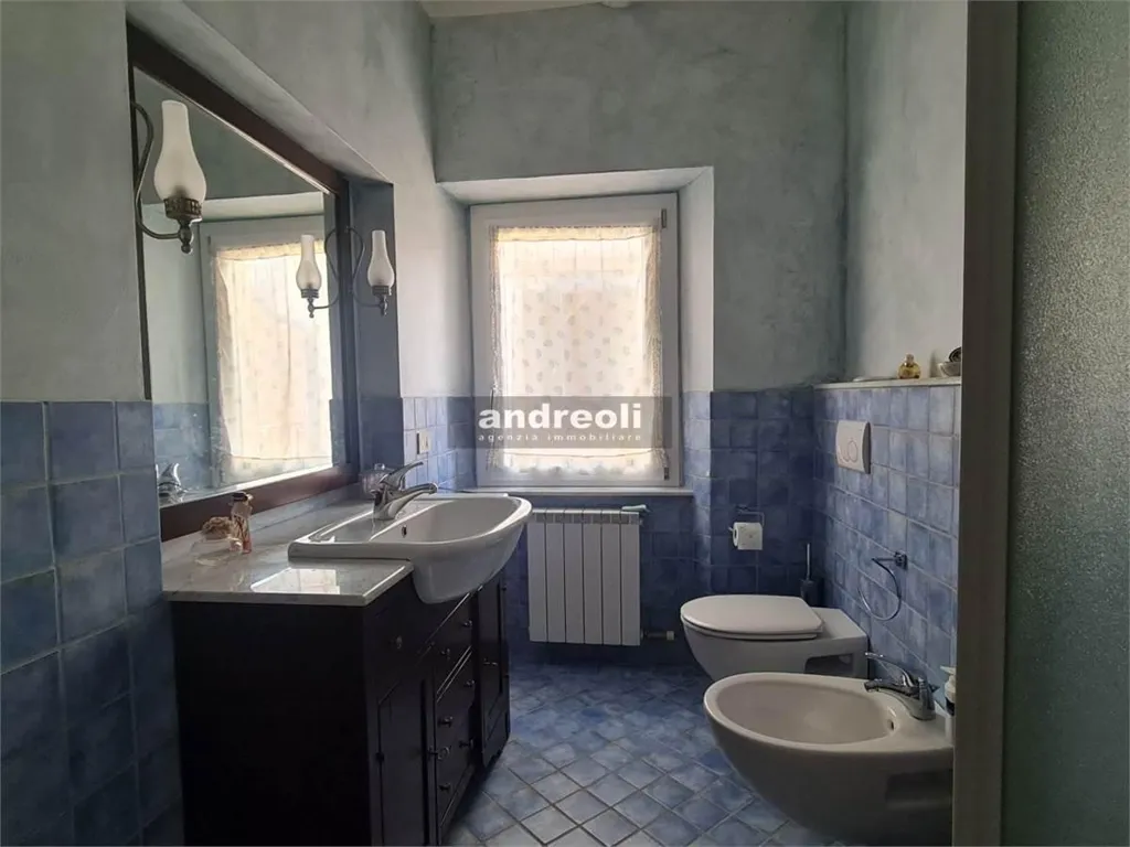 Salles de bain - Restored Stone Townhouse in Castelplanio