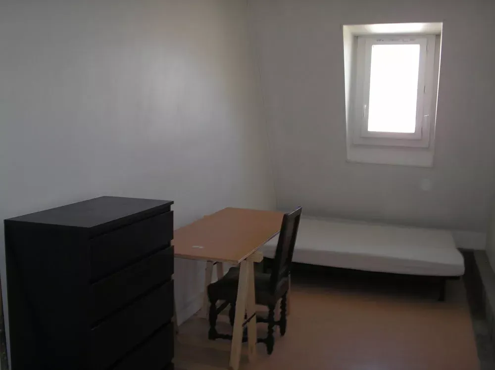 Chambres - Studio Meublé dans un Immeuble Haussmannien à Paris