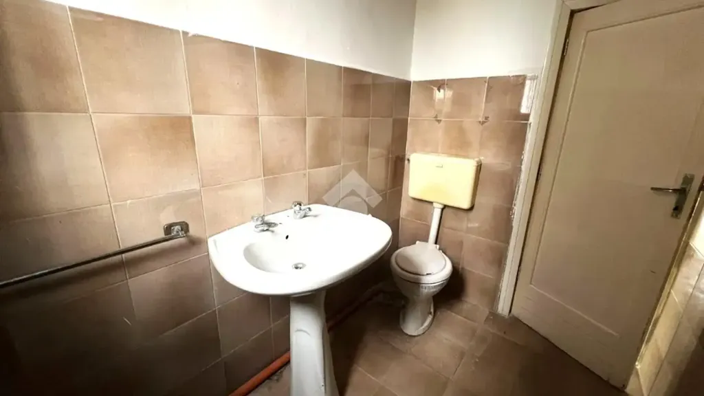 Salles de bain - Three-Bedroom Apartment with Balcony in Mesagne