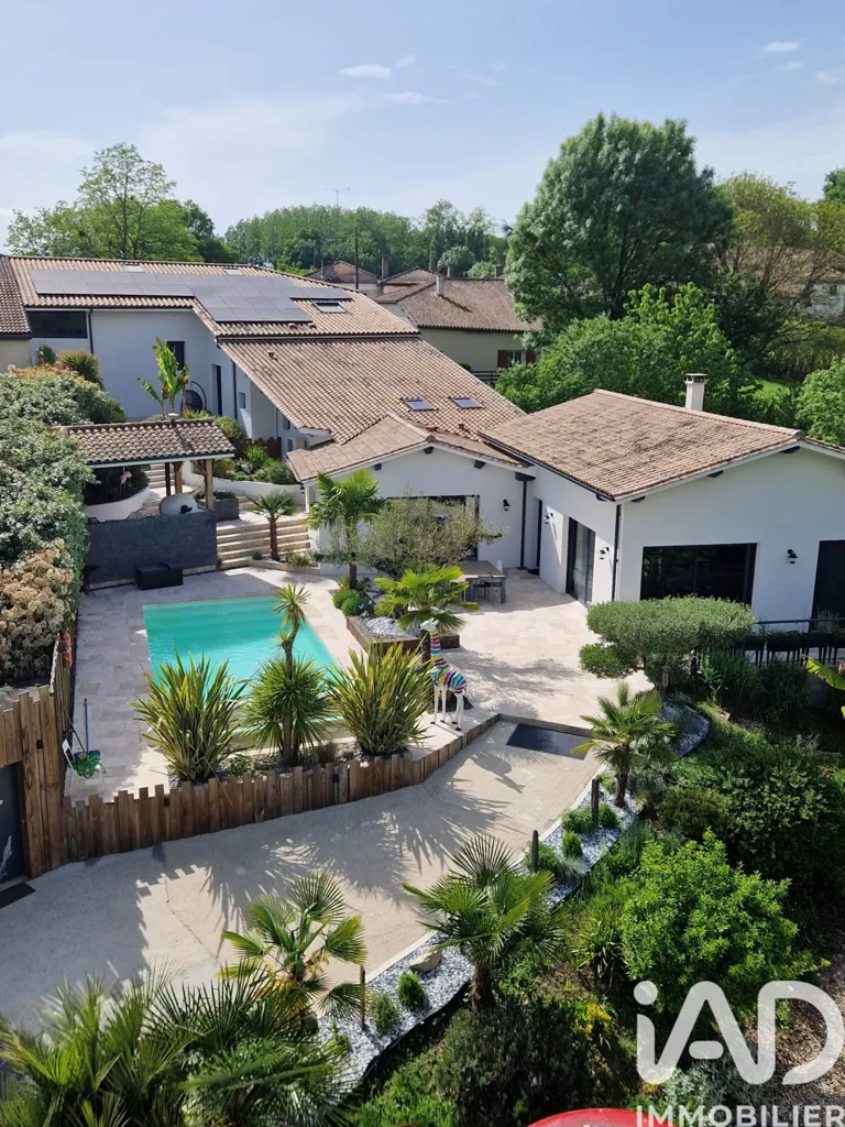 Vue aérienne - Villa de Prestige avec Piscine à Neuvicq
