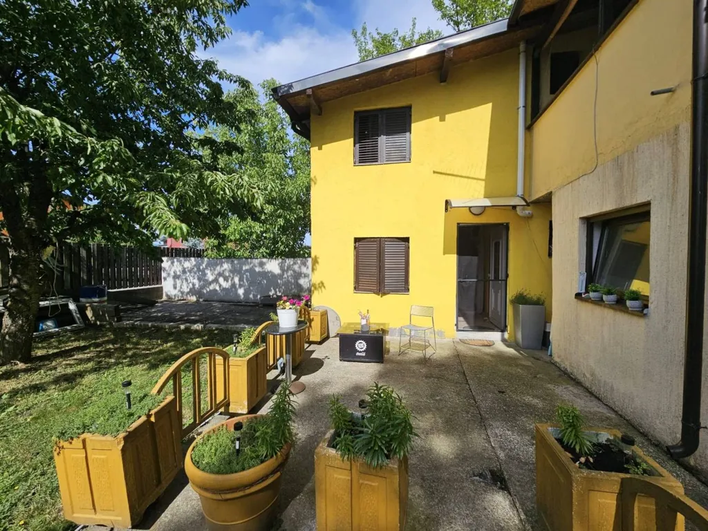 Garden - Two-Bedroom Apartment with Terrace in Stupnik