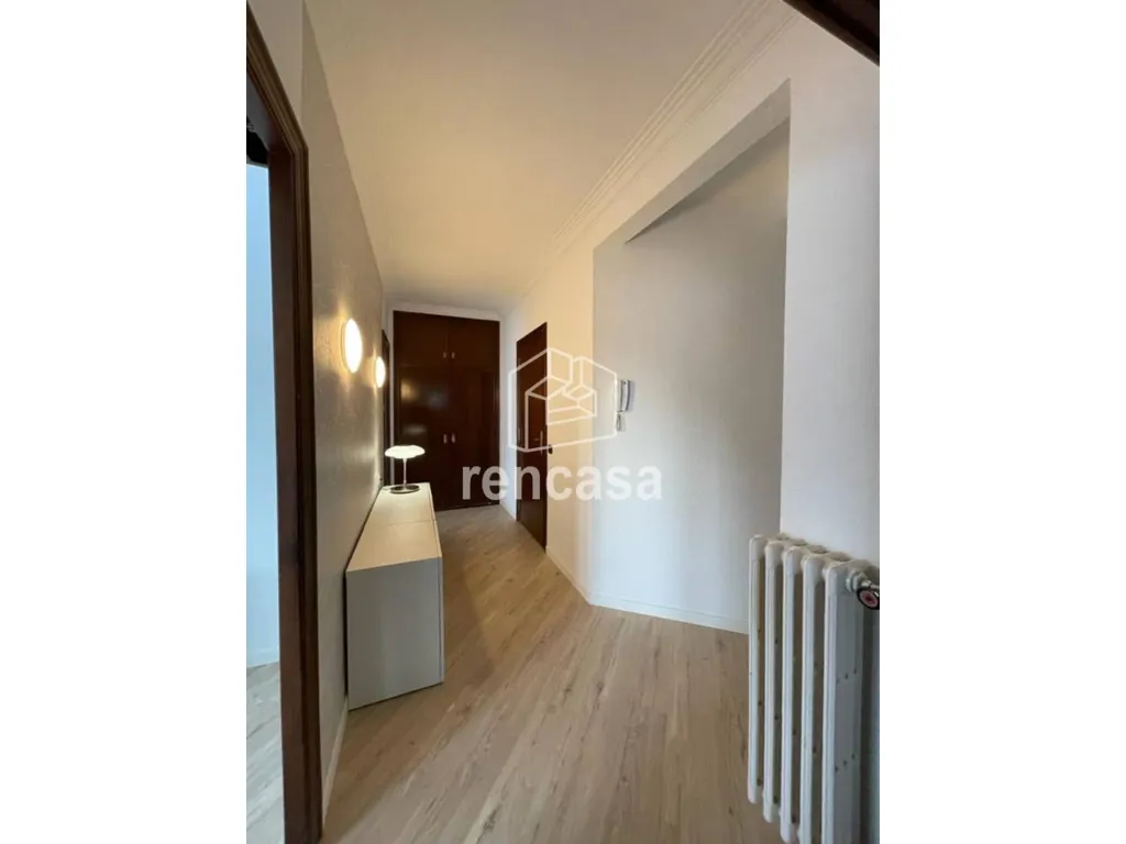 Esik - Spacious Flat with Balcony in Lleida Centre
