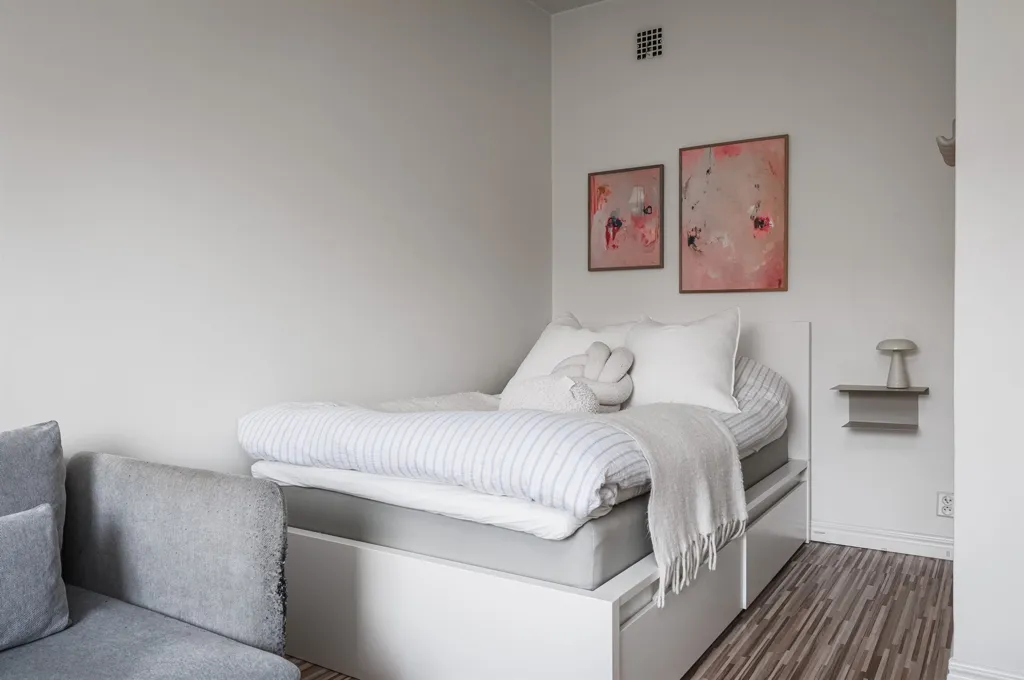 Bedrooms - Bright Studio Flat with South-Facing Windows in Haga