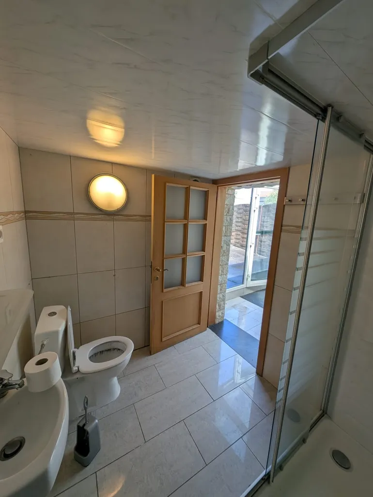 Salles de bain - Maison de 5 Chambres avec Jardin à Welkenraedt