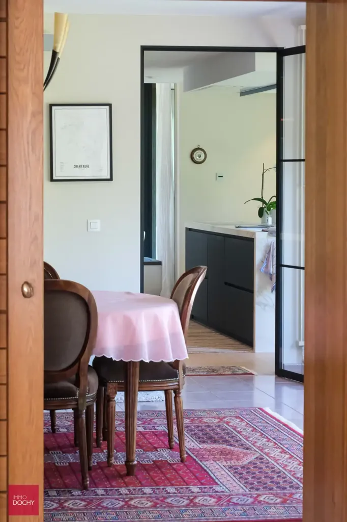Söögituba - Spacious Villa with Indoor Pool in Suburb