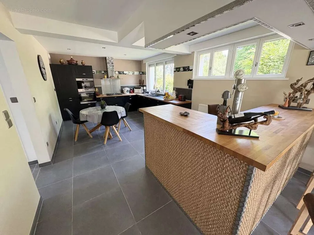 Cucina - Spacious 5-Bedroom House near Cambrai