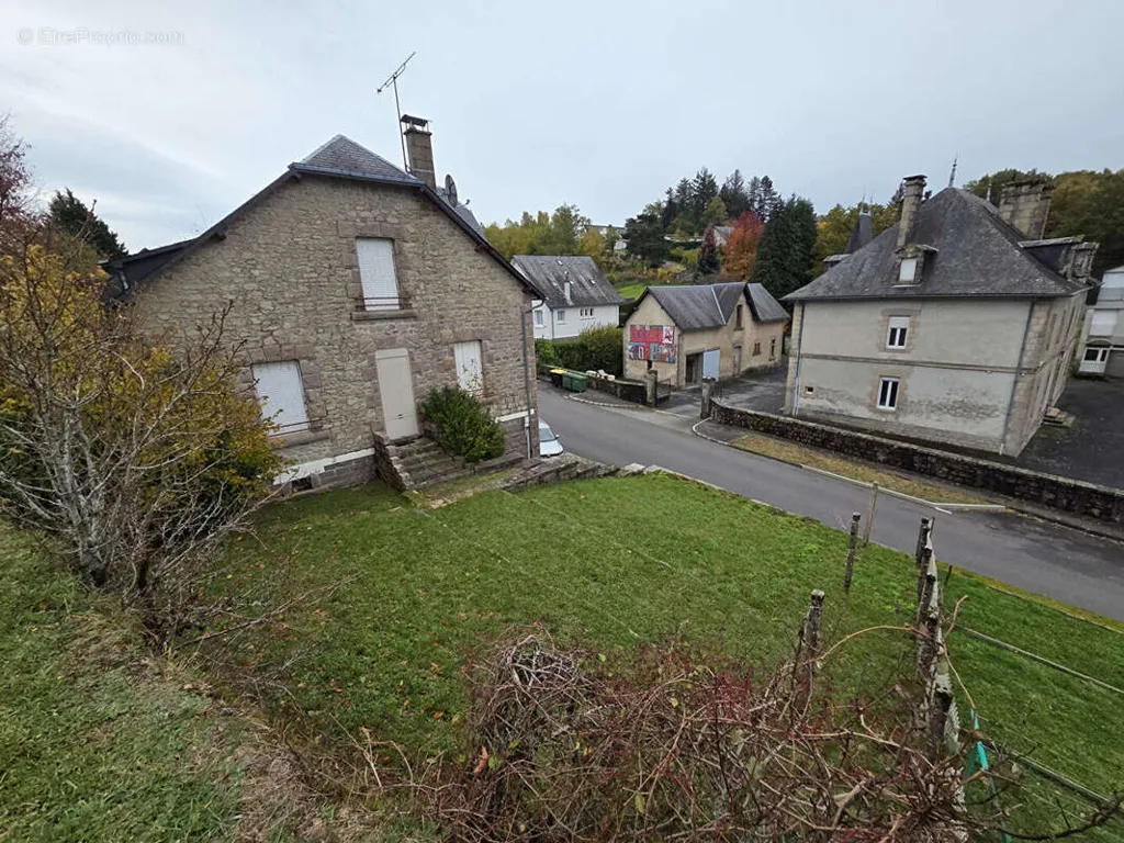 Extérieur - Maison à Rénover avec Jardin au Cœur de Bugeat