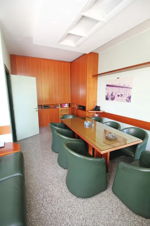 Kabinet - Office with Parking in Central Lainate
