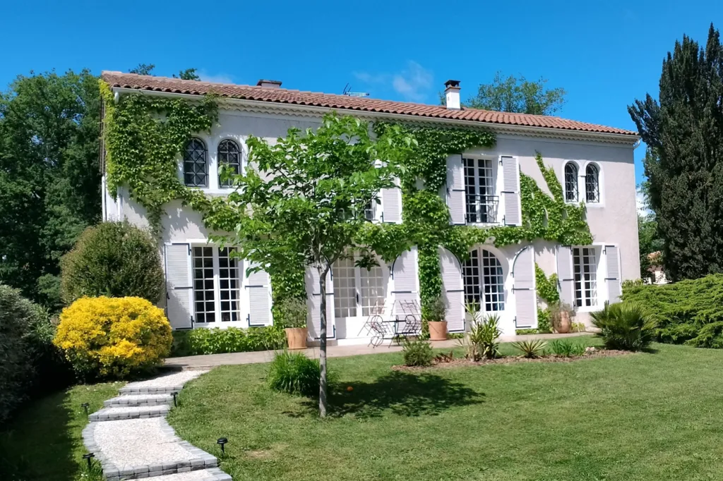 Extérieur - Maison Contemporaine avec Piscine à Médis
