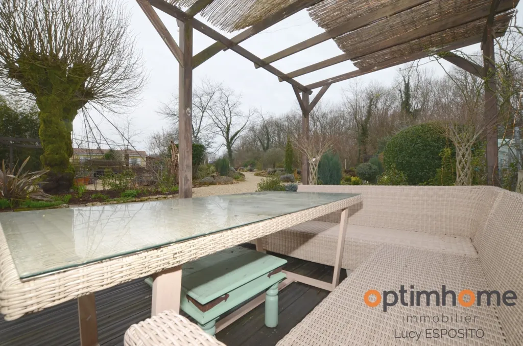 Terrasse - Maison de Village Rénovée à Nieuil, Charente