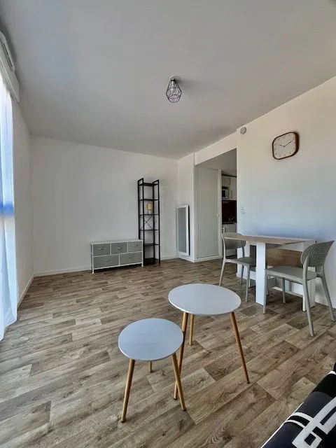 Séjour - Studio Meublé Moderne près de Troyes
