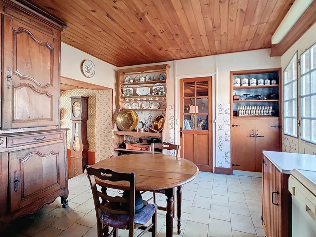 Sala da pranzo - Spacious House with Dependencies in La Roche-en-Brenil