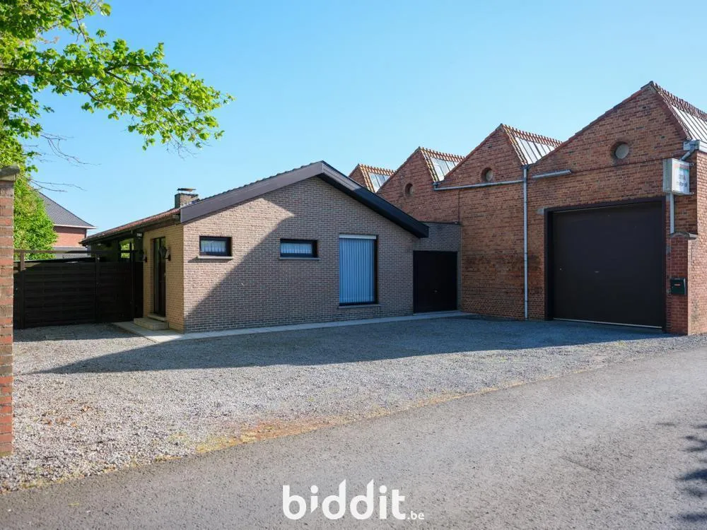 Välivaade - Bungalow with Hangar in Residential Area