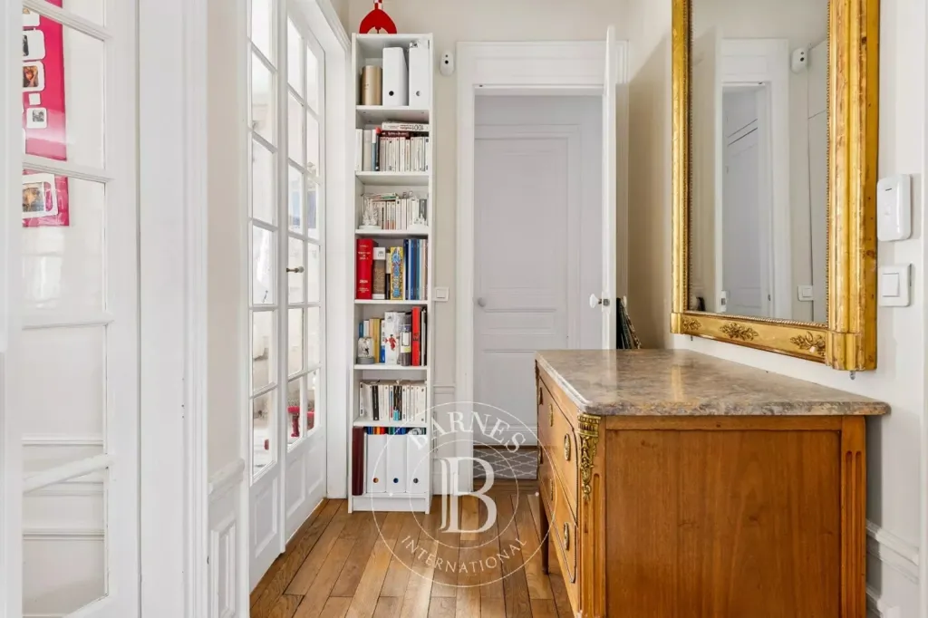 Entrée - Appartement de Charme avec Parquet à Paris 16ème