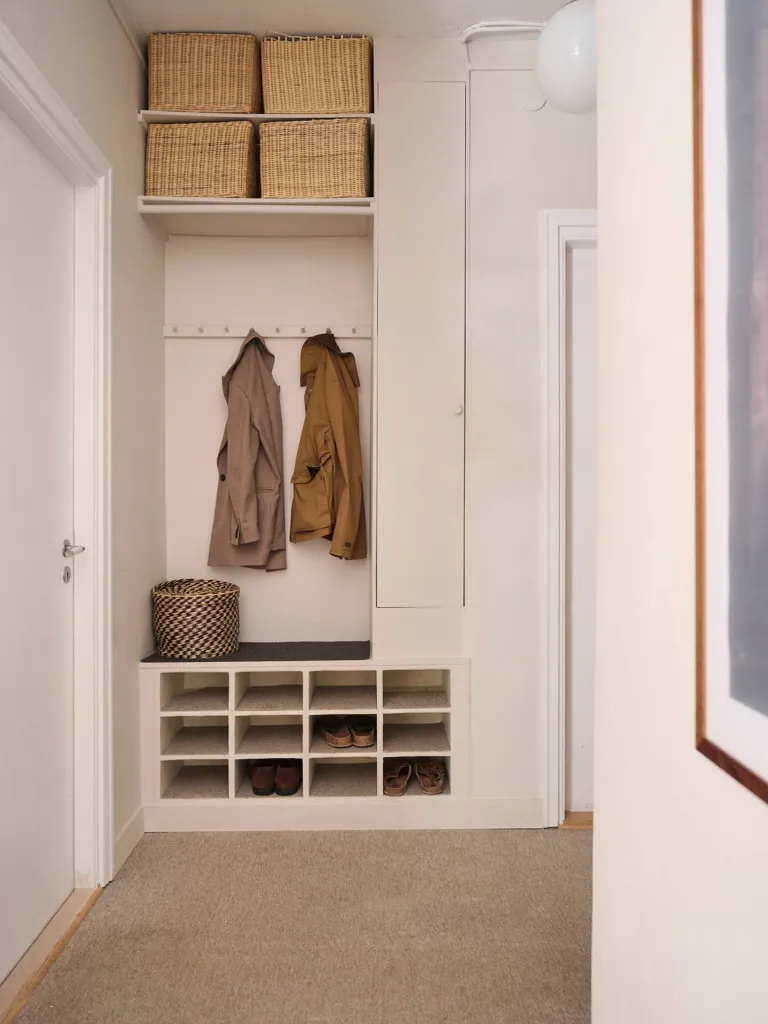 Esik - Funkistyle Flat with Balcony in Midsommarkransen