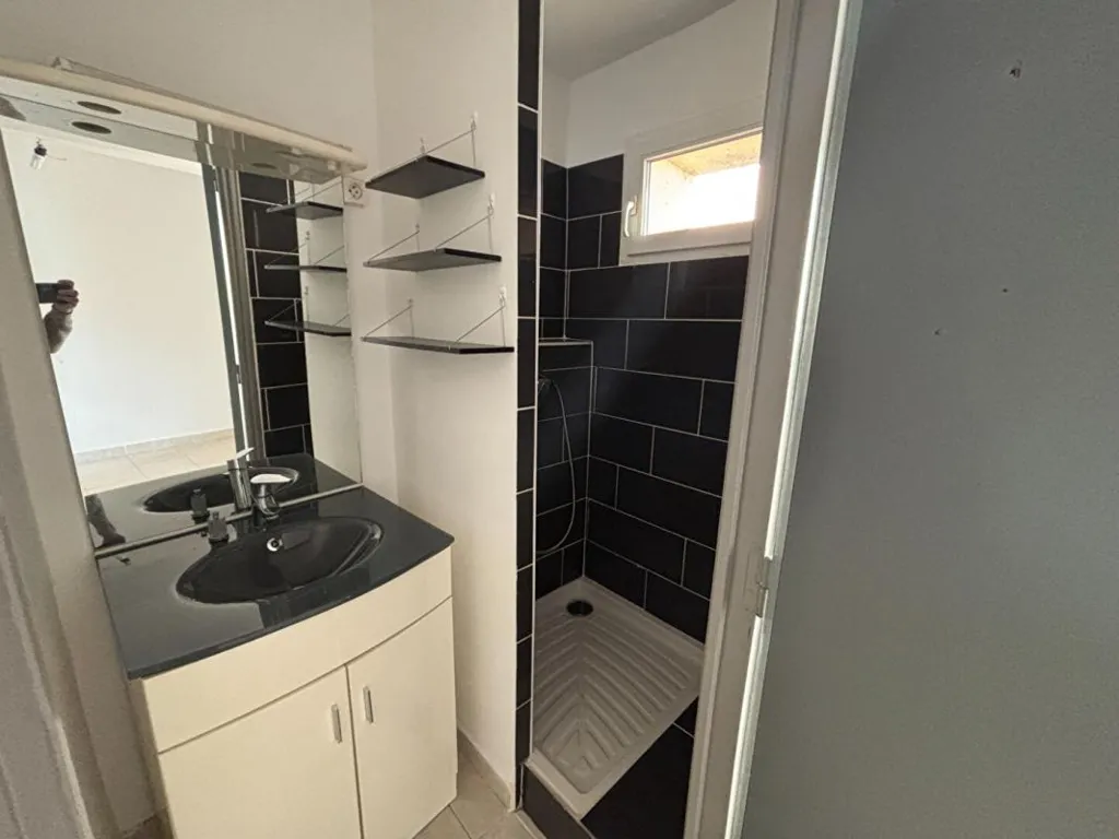 Vannitoad - Village House with Parking in Les Mayons