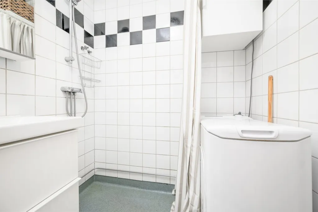 Salles de bain - Modernised Flat with Glass Balcony in Central Location