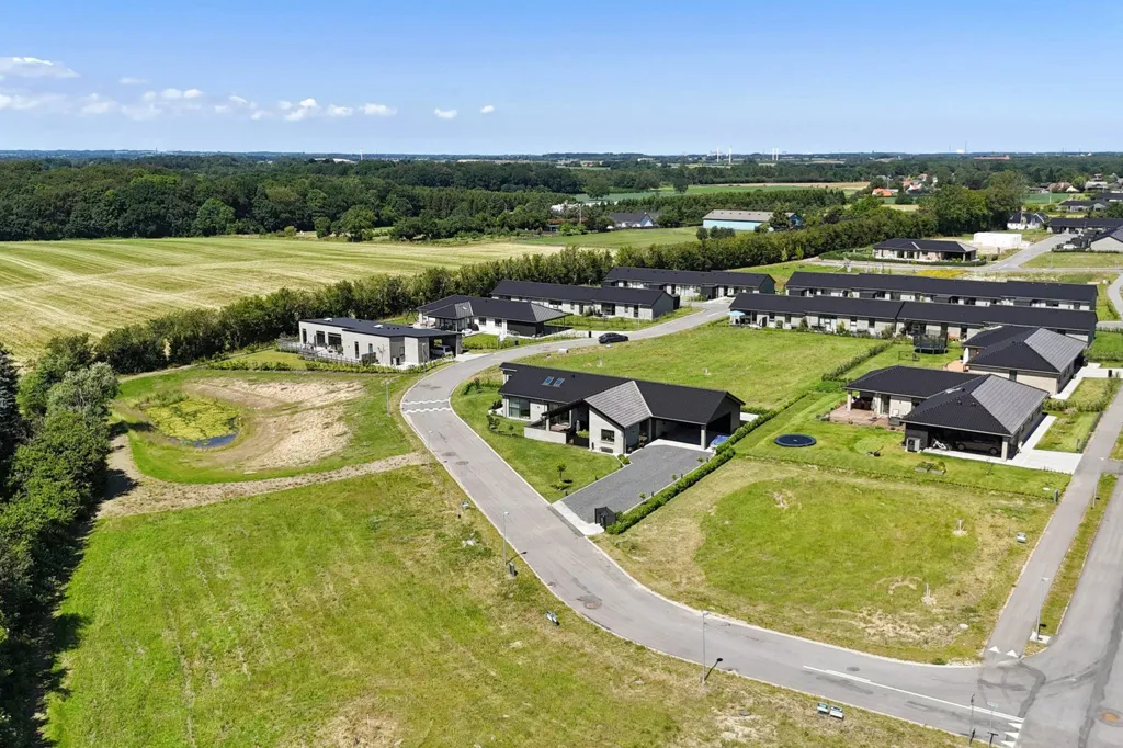 Aerial - Year-Round Plot with 4G Coverage in Årslev