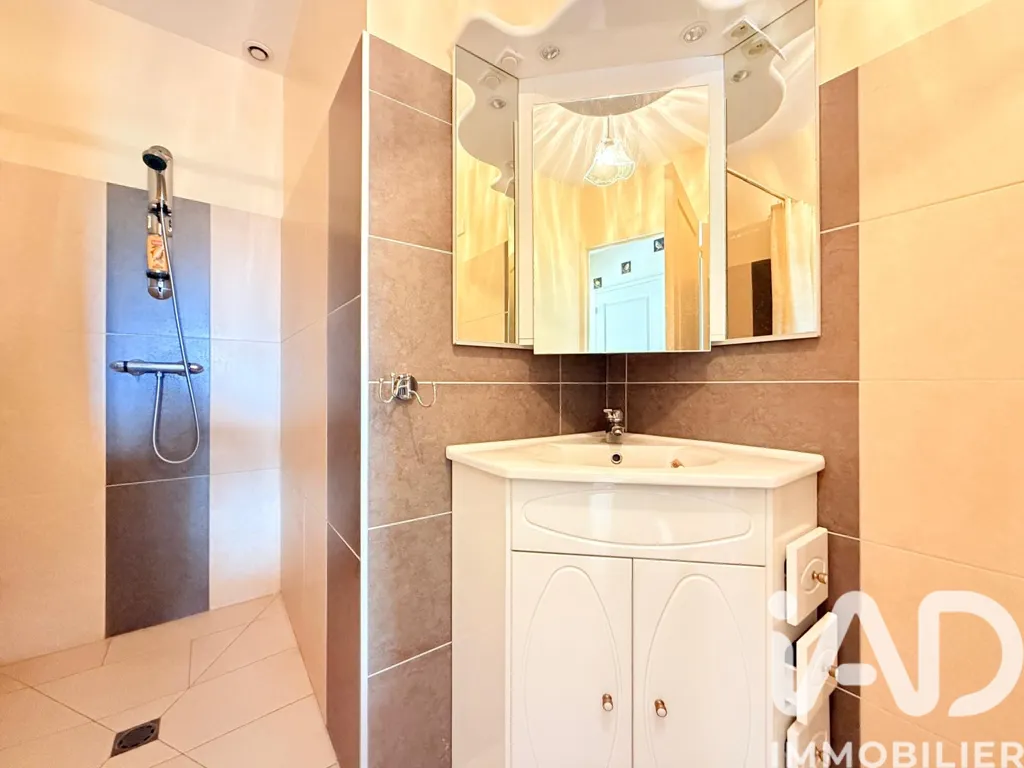 Bathrooms - Spacious House with Garden in Volesvres