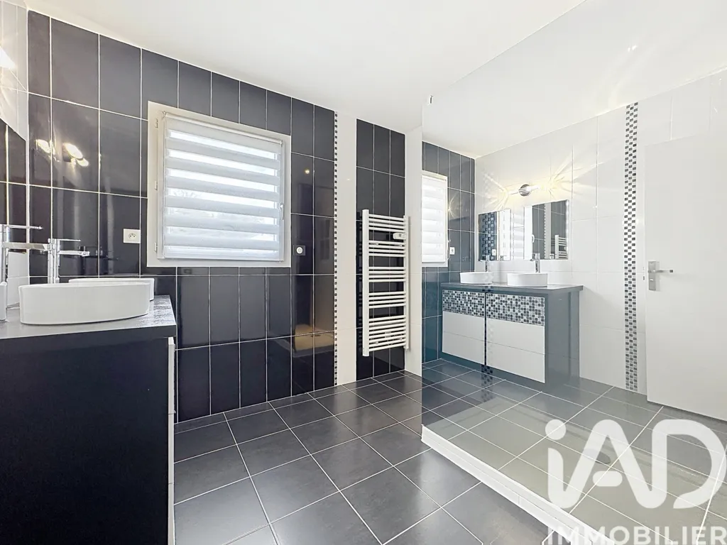 Bagni - Contemporary House with Garage in Gosné