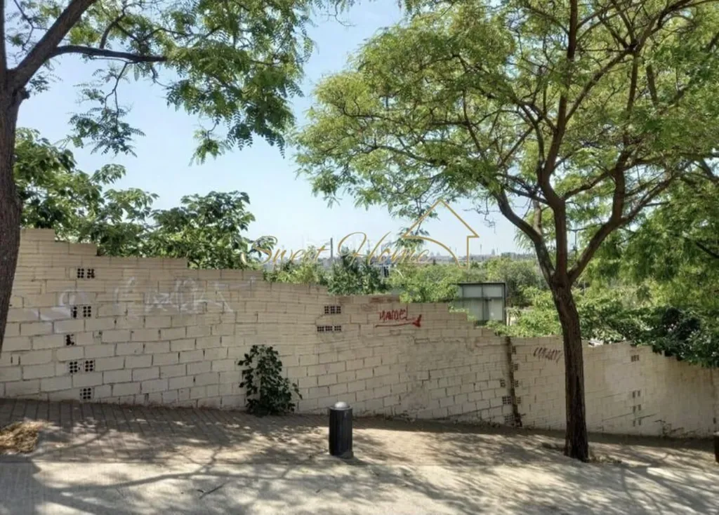Jardin - Development Land with Metro Access in Santa Coloma de Gramenet