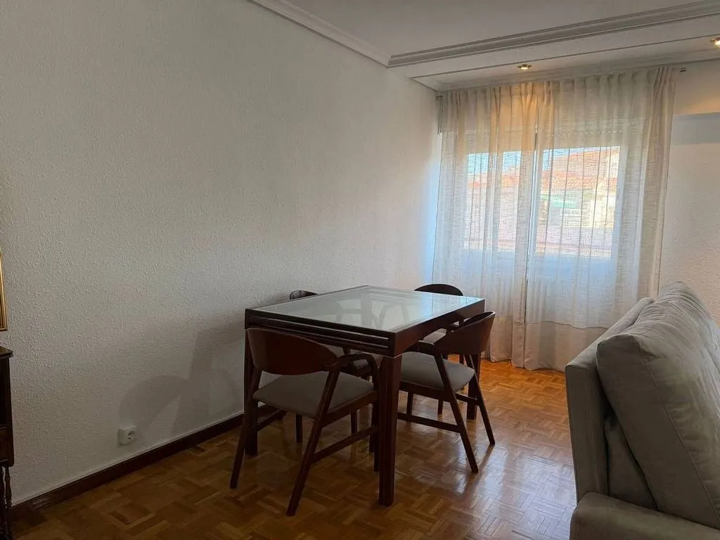 Salle à manger - Furnished Flat with Balcony in Central Location