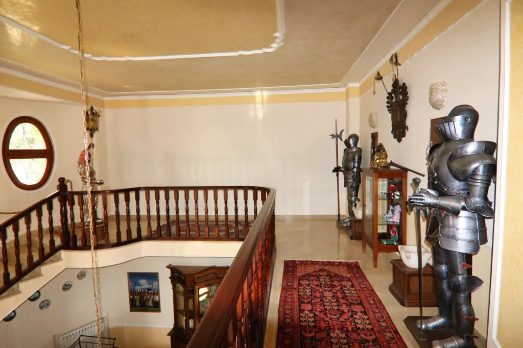Esik - Hilltop Villa with Panoramic Views in Eboli