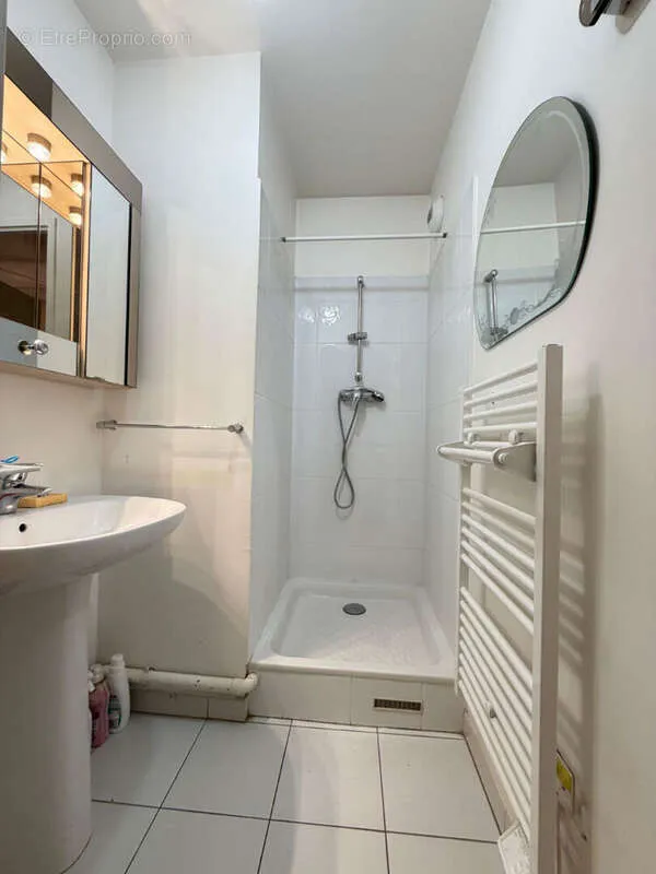 Salles de bain - Appartement de type F4 au rez-de-chaussée à Villejuif
