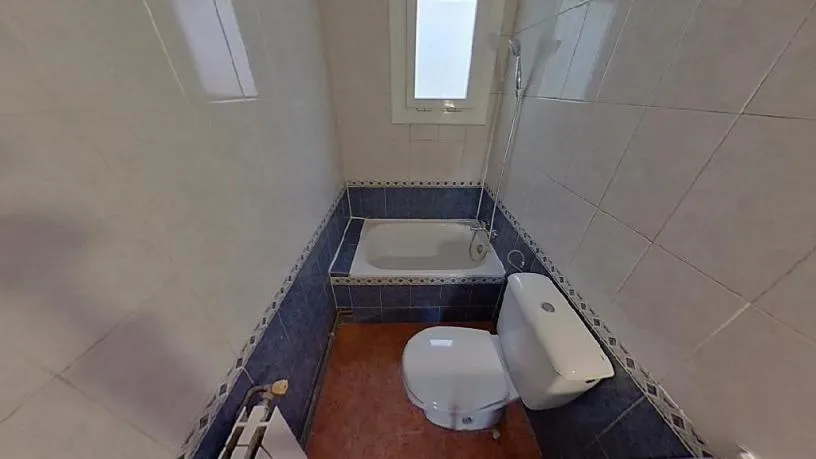 Salles de bain - Family-orientated Flat with Balcony in Mataró