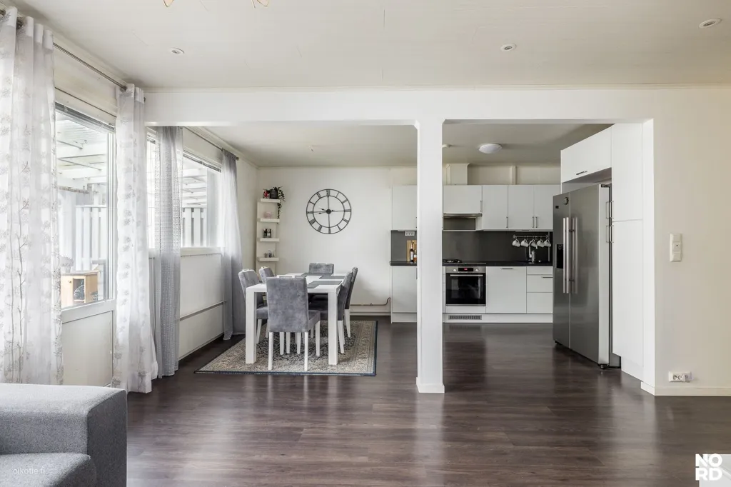 Söögituba - Modernised Apartment with Balcony in Simonlaakso