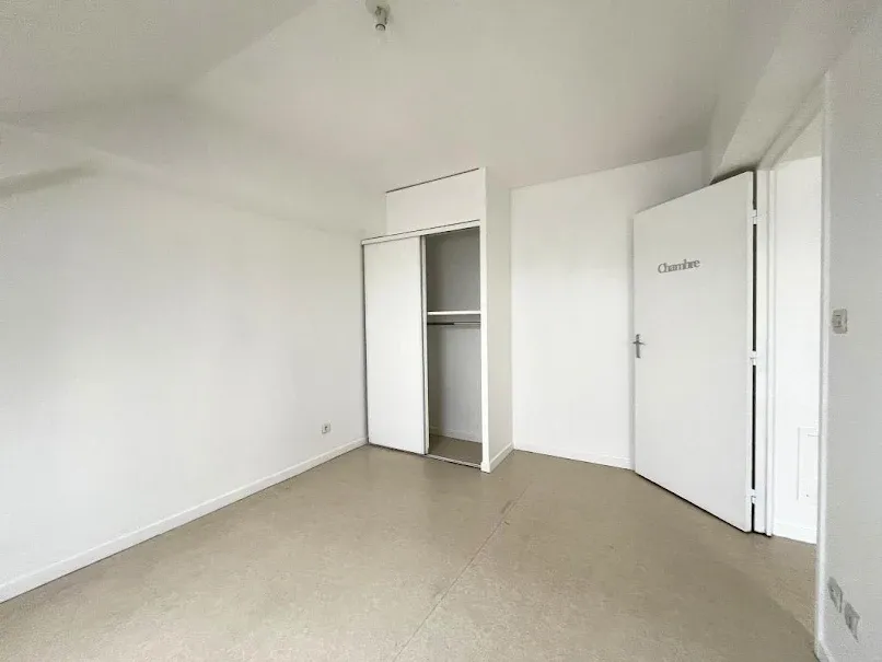 Toad - 2-Bedroom Flat with Parking in Meaux