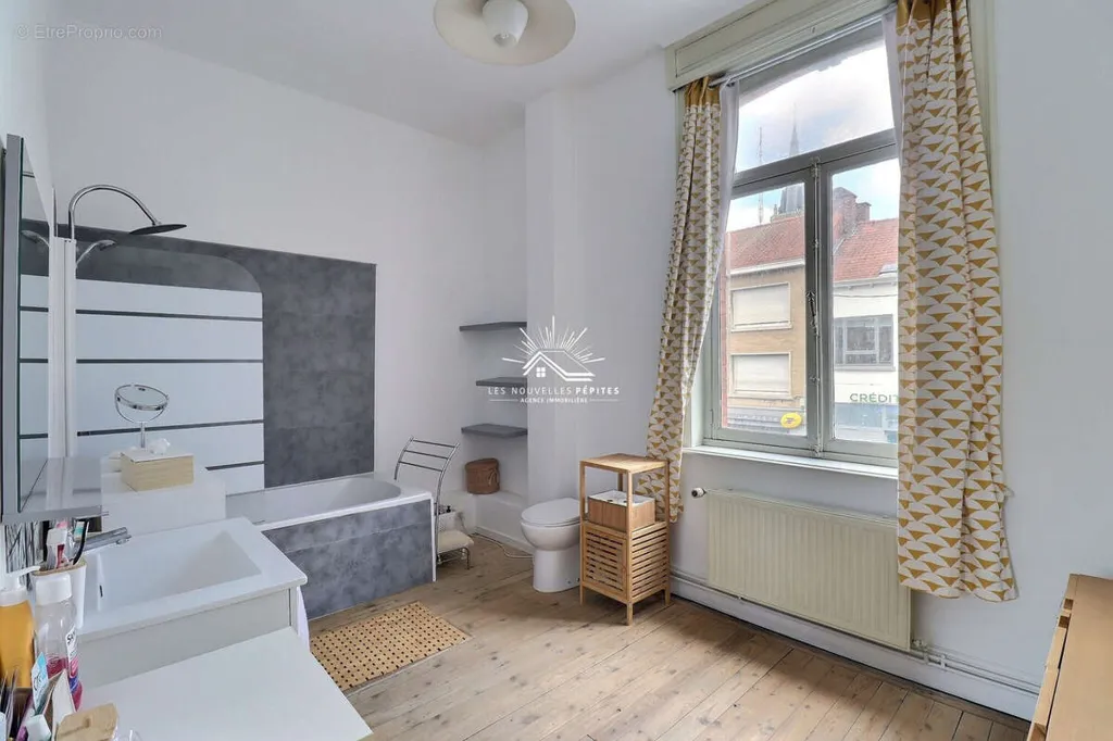 Bathrooms - Renovated Bourgeois House with Courtyard in Halluin Centre