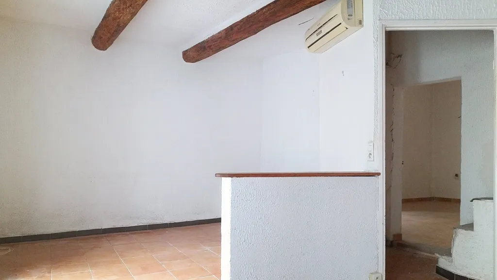 Rooms - Mixed-Use House in Fabrègues Village Centre