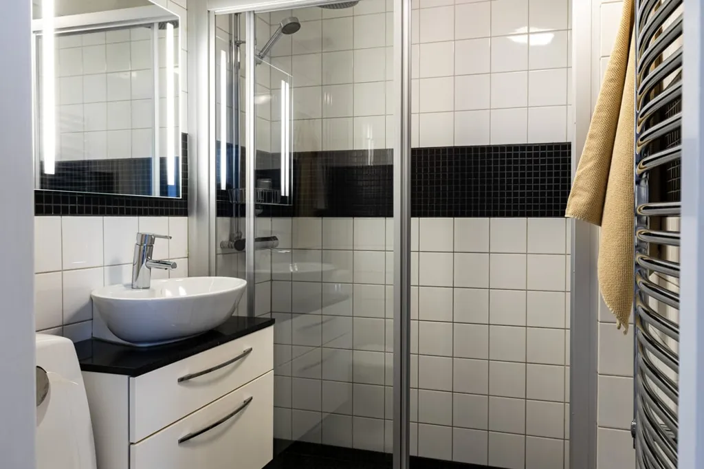 Salles de bain - Bright Two-Bedroom with Balcony in Kalmar