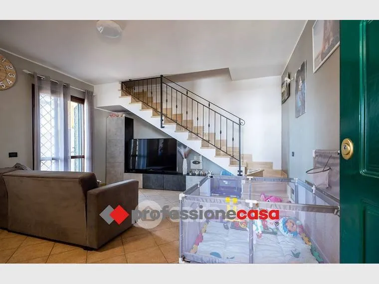 Soggiorno - Casa indipendente con giardino a Pomezia
