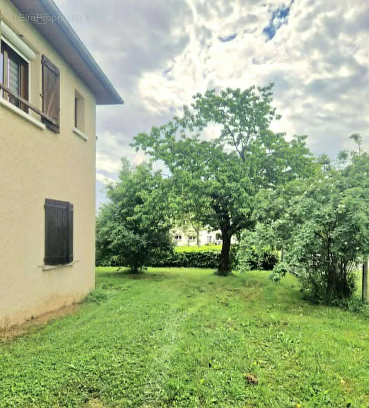 Aed - Commercial Space with Private Garden in Morlaàs