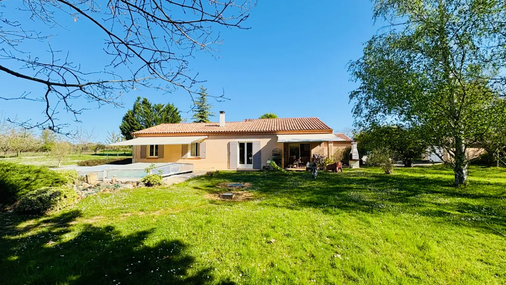 Aed - Ground Floor House with Pool in Suburban Area