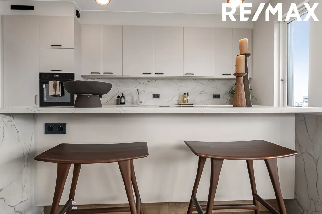 Cuisine - 5-Bed Apartment with Balcony in Álftanes