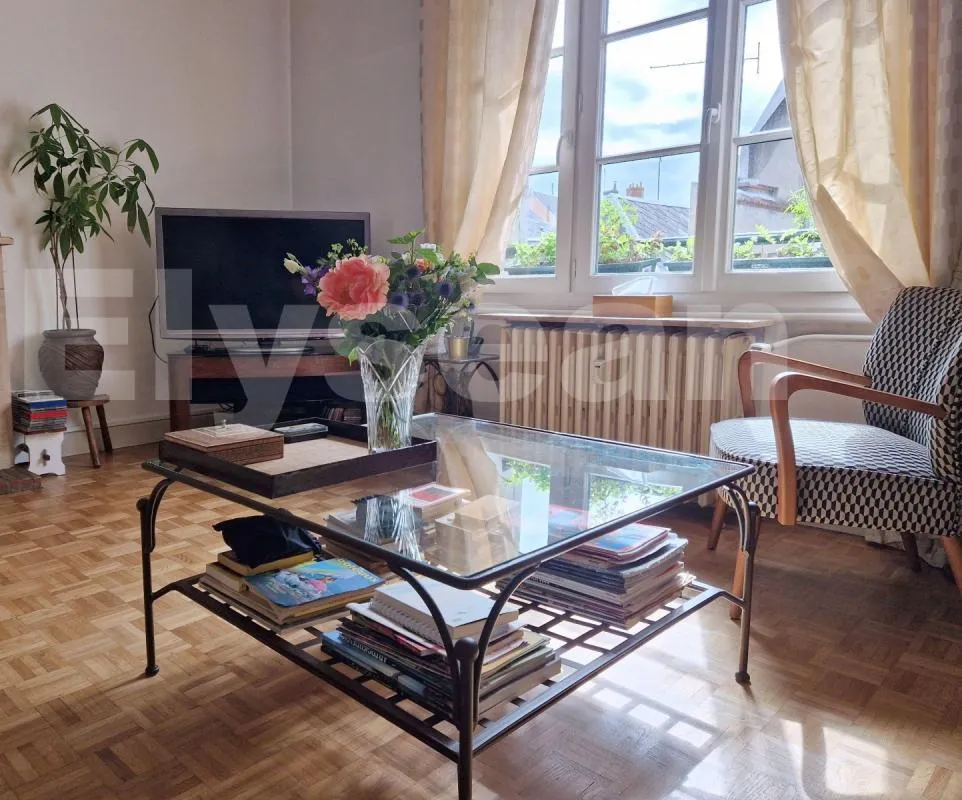Elutuba - Spacious 6-Piece Flat in Central Orléans