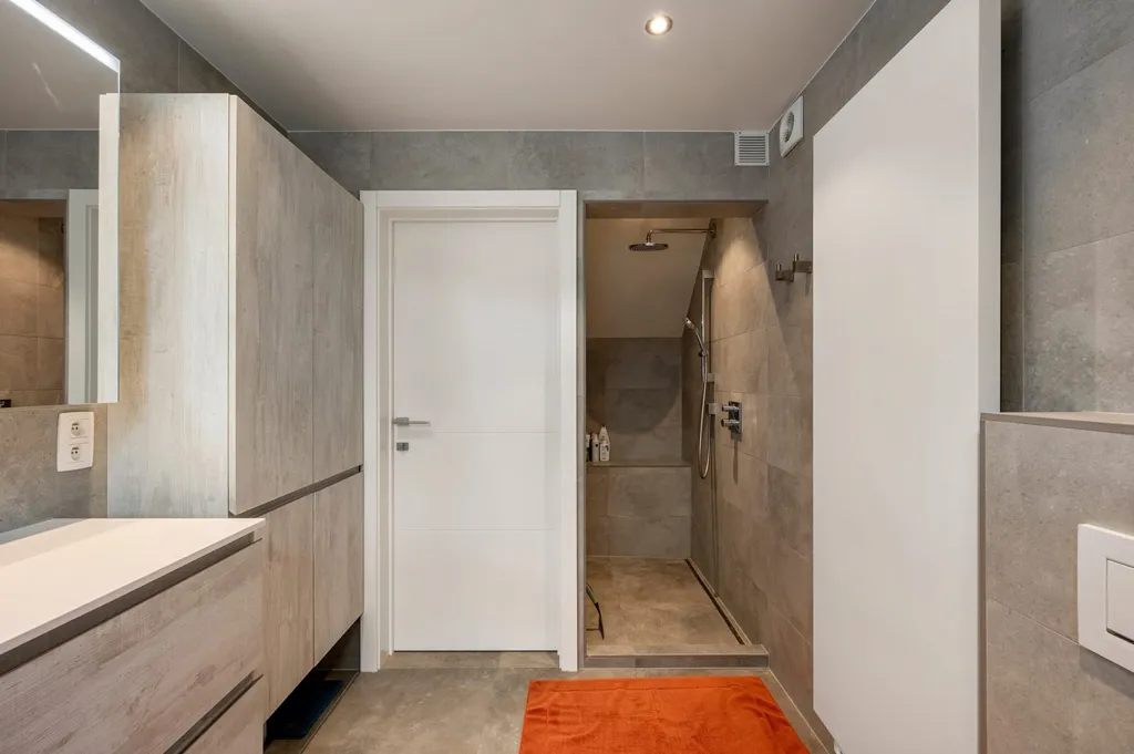 Salles de bain - Bâtiment Semi-ouvert Rénové avec Piscine à Berlaar