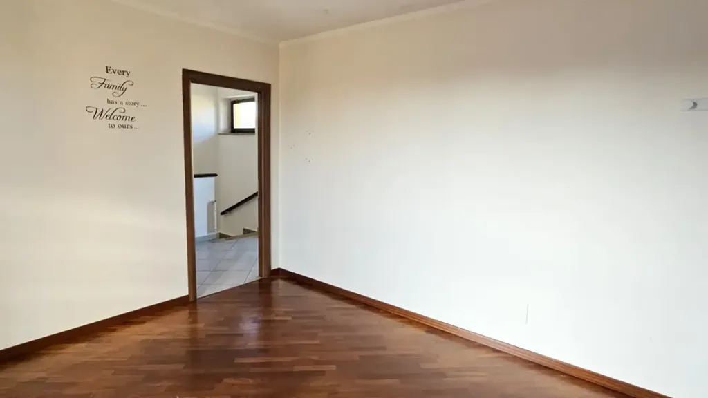 Esik - Detached Villa with Private Garden in Cigliano