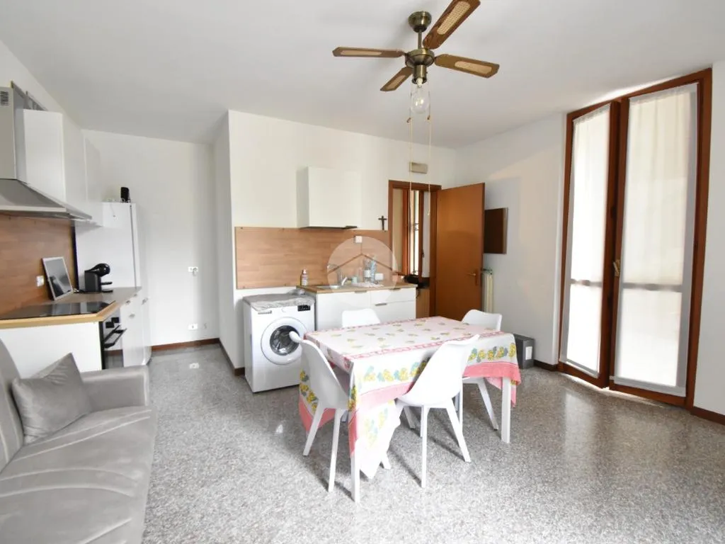 Sala da pranzo - Two-Bedroom Apartment with Private Portico in Vimercate