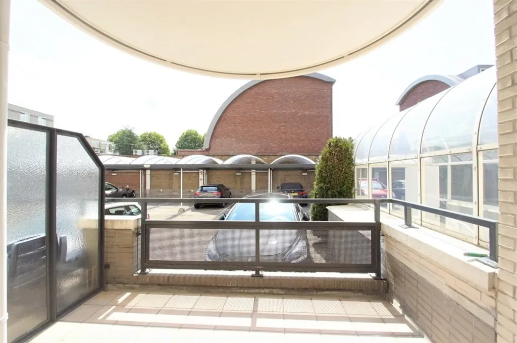 Garage - Renovated Apartment with View in Den Haag