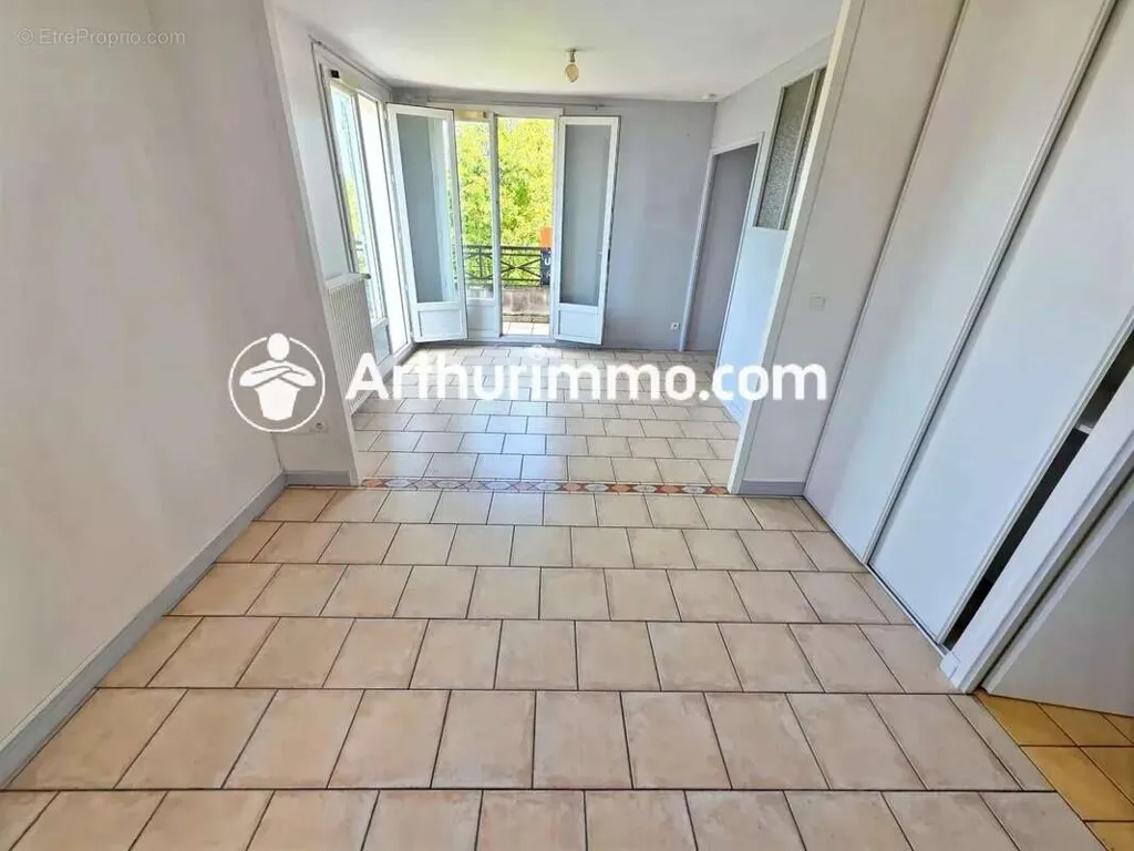 Entrée - Studio avec Balcon et Garage à Savigny-le-Temple