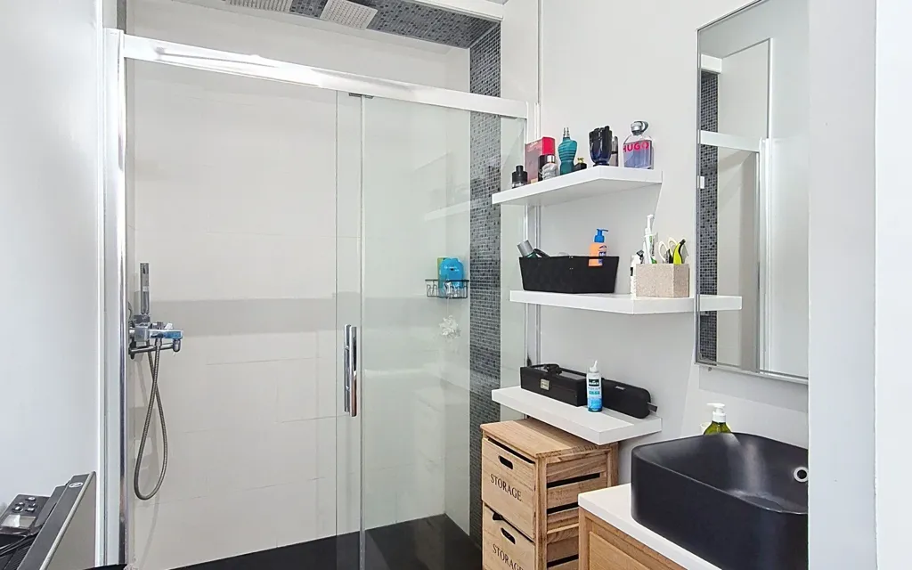 Salles de bain - Maison Rénovée avec Terrasse à Ingré