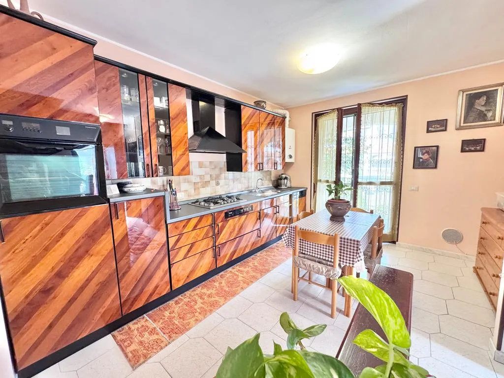 Köök - Corner Semi-Detached Villa with Garden in Casarile