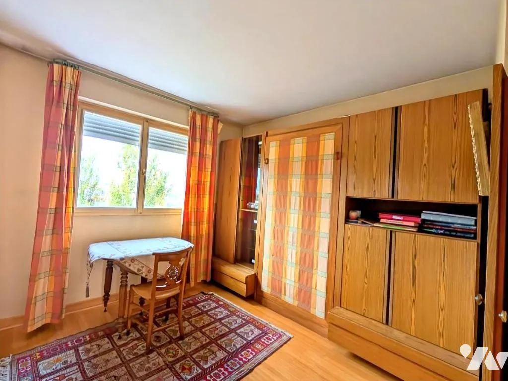 Bedrooms - T5 Apartment with Balcony in Tours