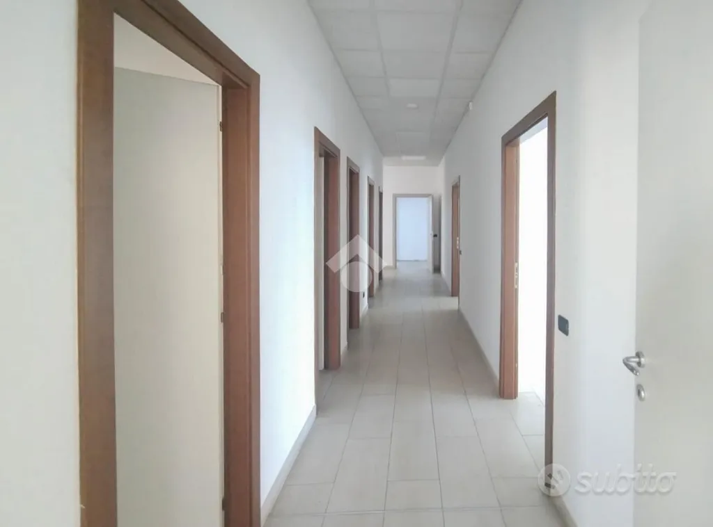 Entrée - Office Space with Double Aspect in Piacenza
